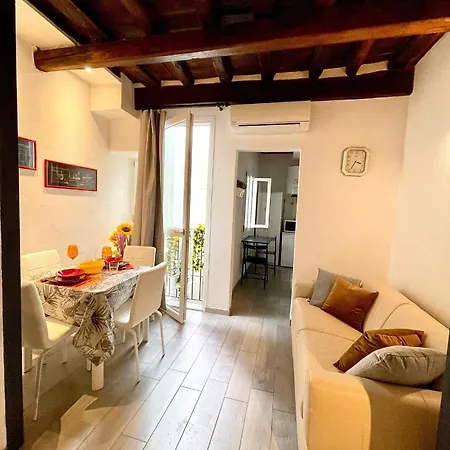 Daire Roberto's Apartment. Piazza Santa Croce.