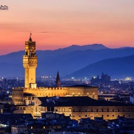 Roberto's Apartment. Piazza Santa Croce. Daire *