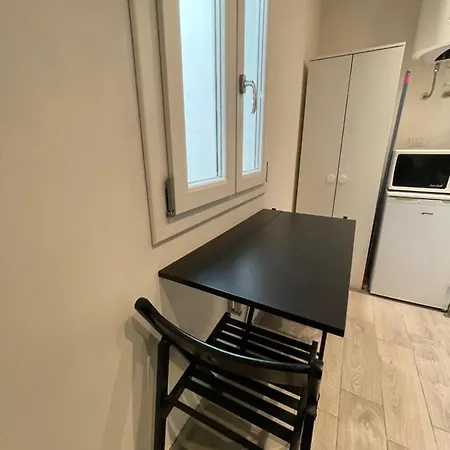 Roberto's Apartment. Piazza Santa Croce. Daire Floransa