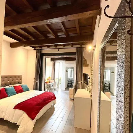 Roberto's Apartment. Piazza Santa Croce. Apartment Florence