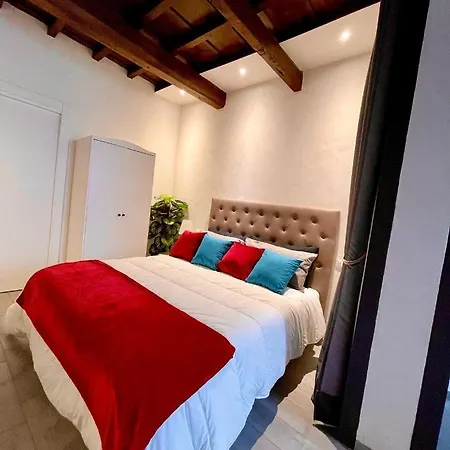 Roberto's Apartment. Piazza Santa Croce. Apartment Florence